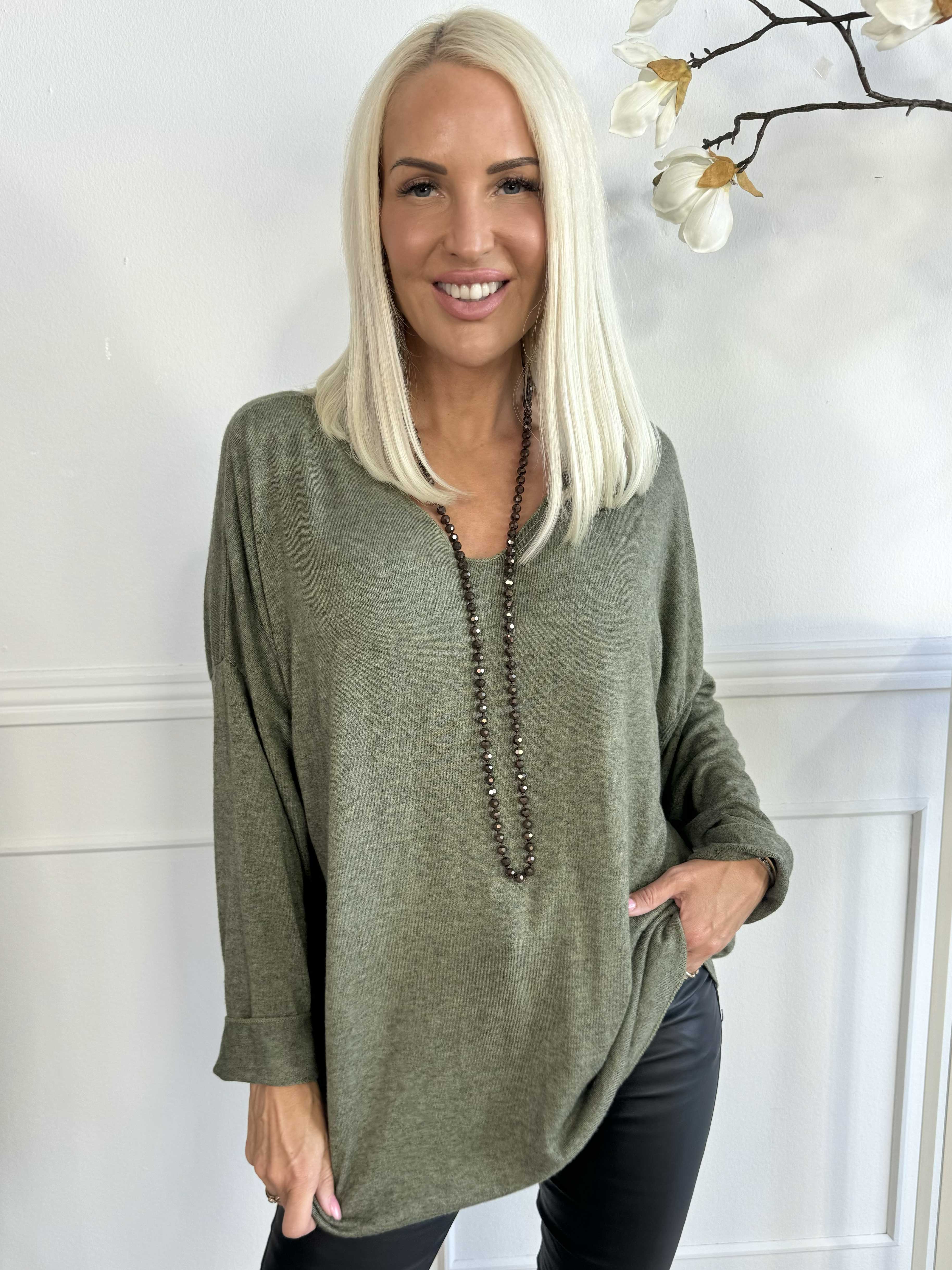 Djamila - Blus i mjuk viskos med v-ringning